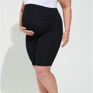 Size 5 torrid 9 inch maternity bike short , never worn still in bag